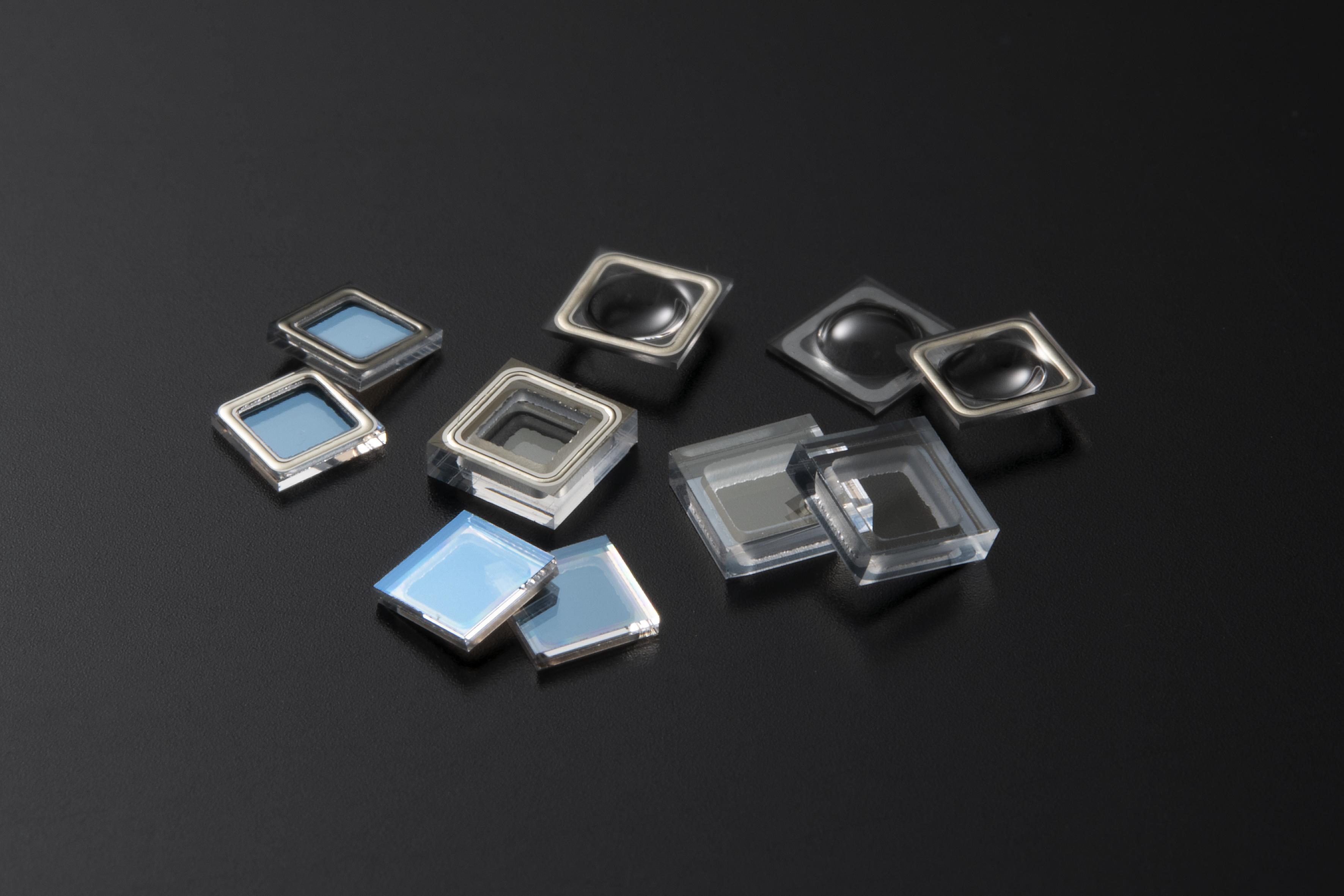 写真：UV-C LED用シール材付きリッド集合写真